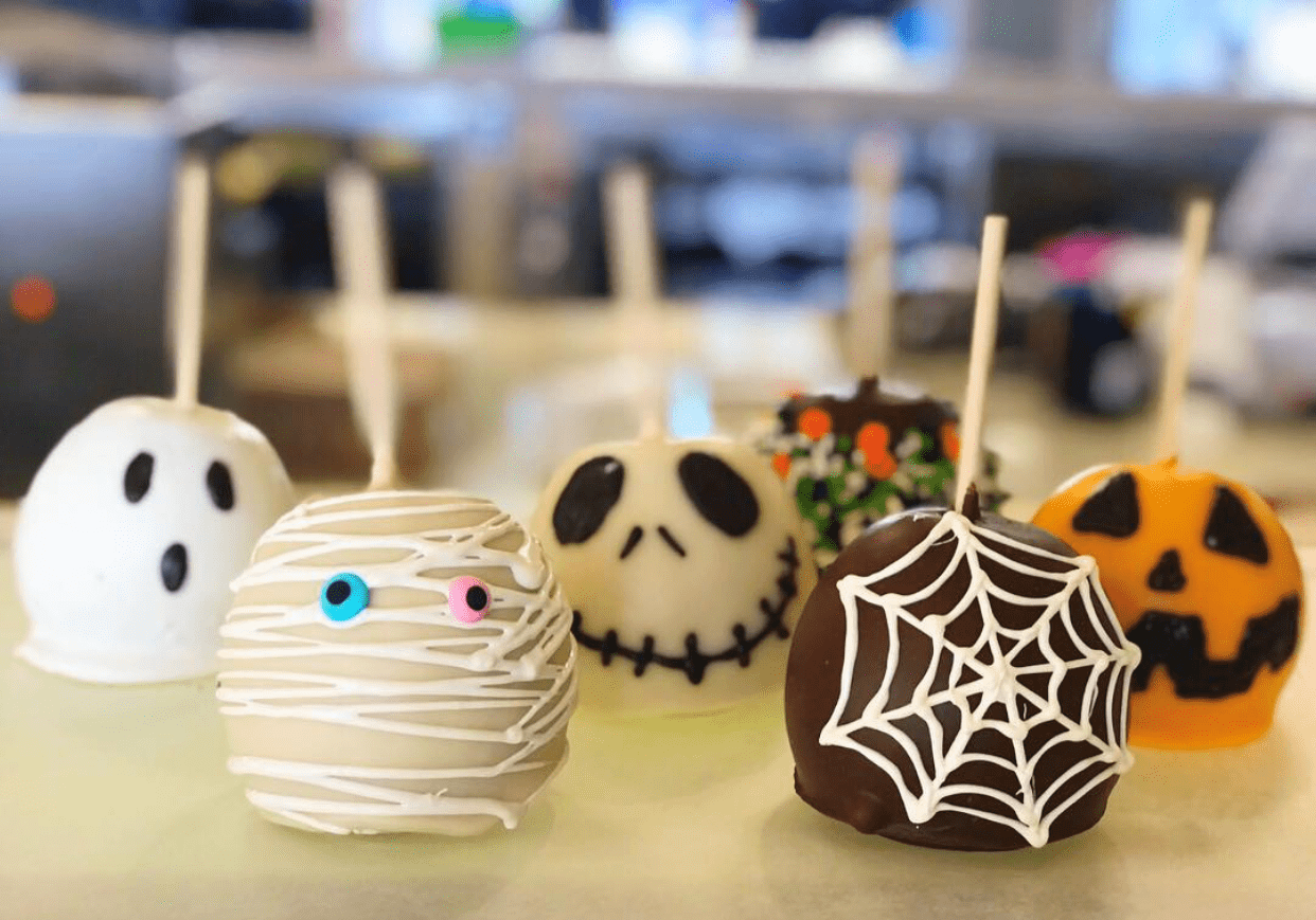 A display of Halloween inspired fudge dipped apples.